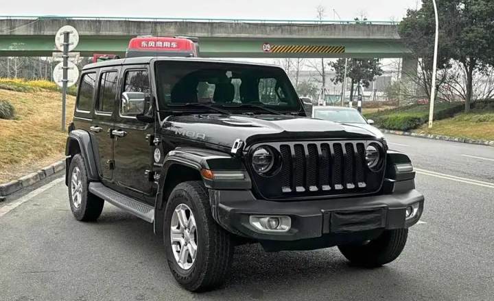 Jeep 牧马人 2018款 2.0T Sahara 四门版
