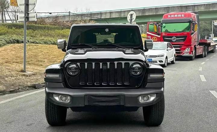 Jeep 牧马人 2018款 2.0T Sahara 四门版