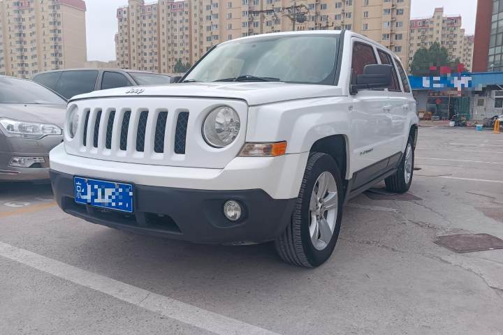 Jeep 自由客 2.4 豪華導(dǎo)航版