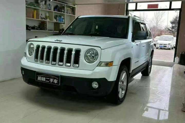 Jeep 自由客 2.4L 豪華導(dǎo)航版