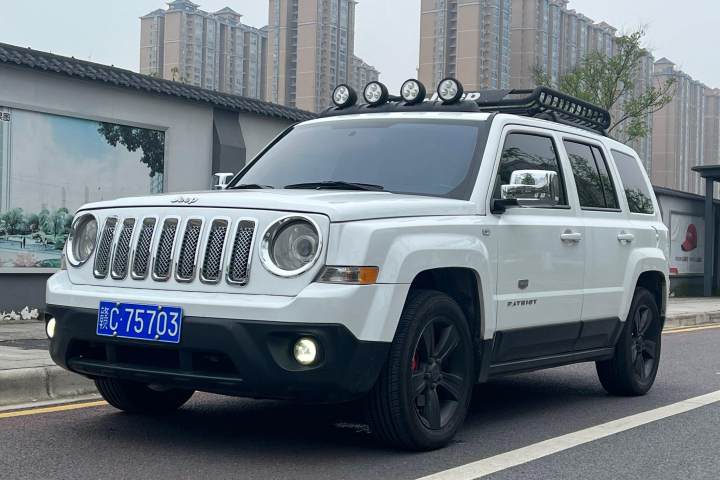 Jeep 自由客 2.4 豪華導(dǎo)航版