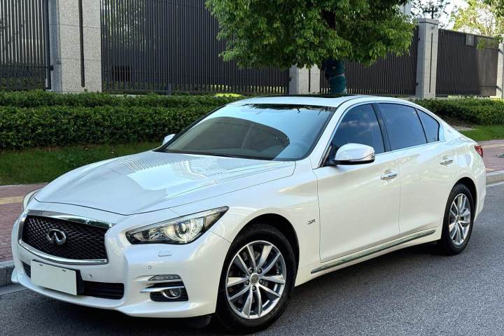 英菲尼迪 Q50 2.0T 舒適版