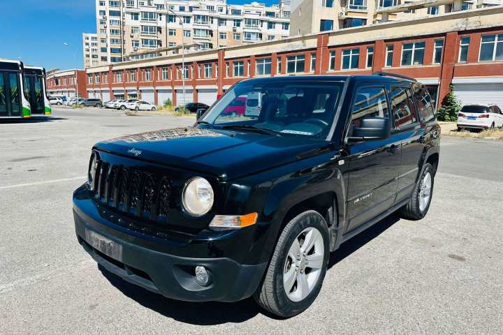 Jeep 自由客 2.4 豪華導(dǎo)航版