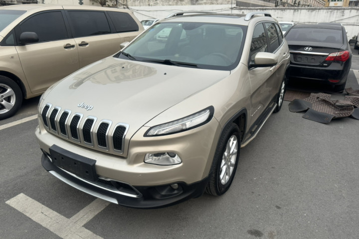 Jeep 自由光 2.4L 領先智能版