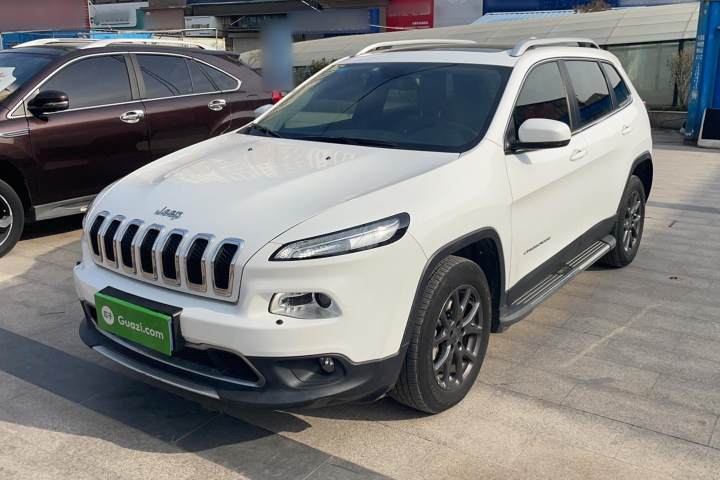 Jeep 自由光 2.0L 兩驅(qū)經(jīng)典運動版