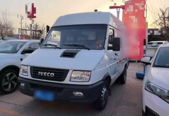 依维柯得意 2021款 2.8T V35 VAN厢式运输车3座短轴中顶双胎手动门
