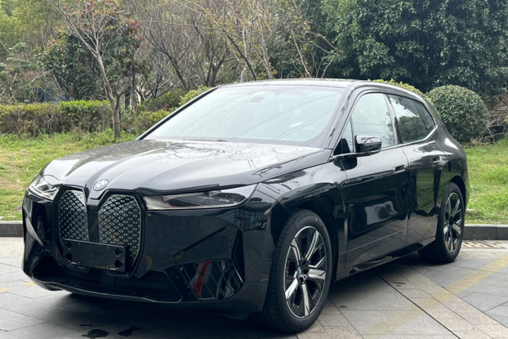 宝马 iX 改款 xDrive40
