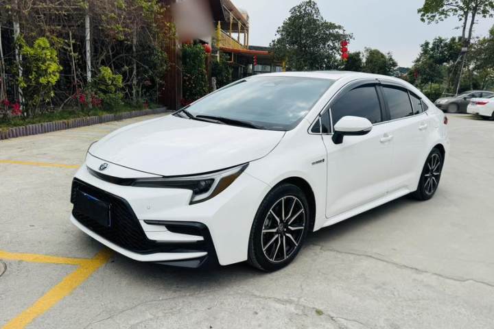 丰田 雷凌 智能电混双擎 1.8L 运动版