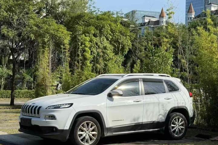 Jeep 自由光(进口) 2.4L 豪华版
