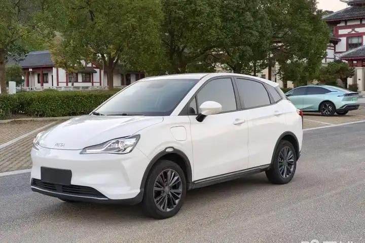 哪吒汽车 哪吒V 潮 400 Lite