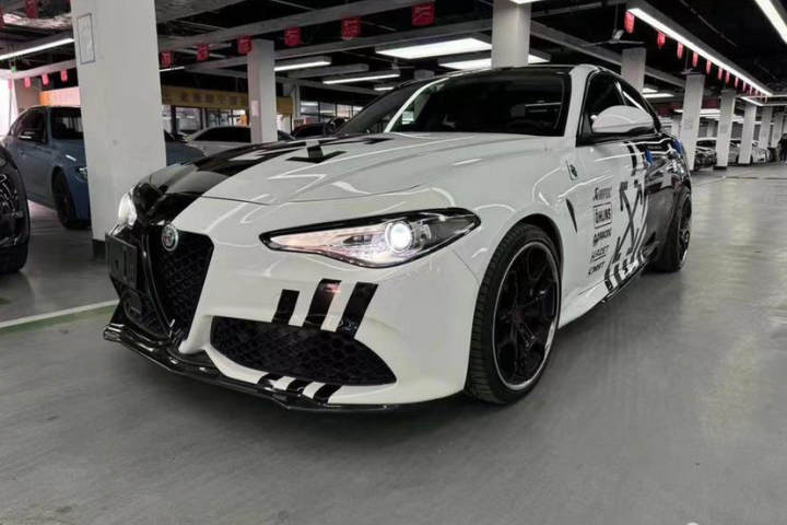 阿尔法·罗密欧 Giulia朱丽叶 2.0T 280HP 豪华版 碳纤维限量版
