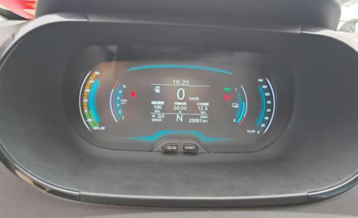 奇瑞新能源 小蚂蚁 2022款 甜粉款 半糖版 磷酸铁锂 29.2kWh 30kW 301km
