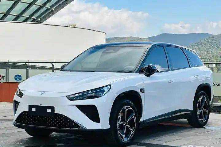 哪吒汽车 哪吒L 增程 310 闪充红衣版