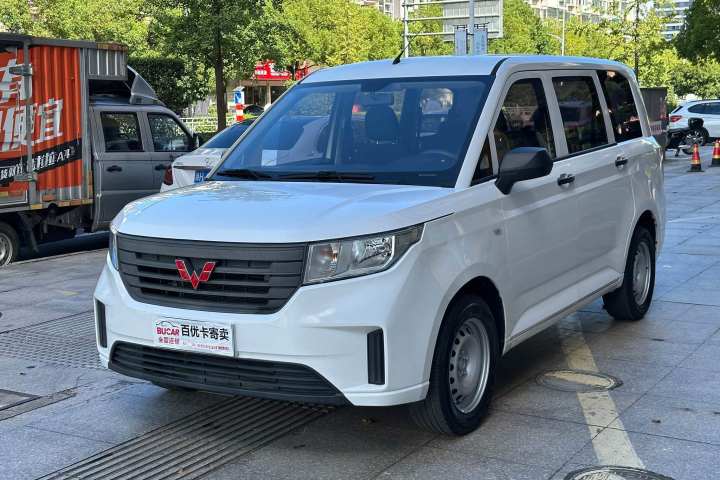五菱汽车 五菱宏光PLUS 1.5L 手动标准型 5座
