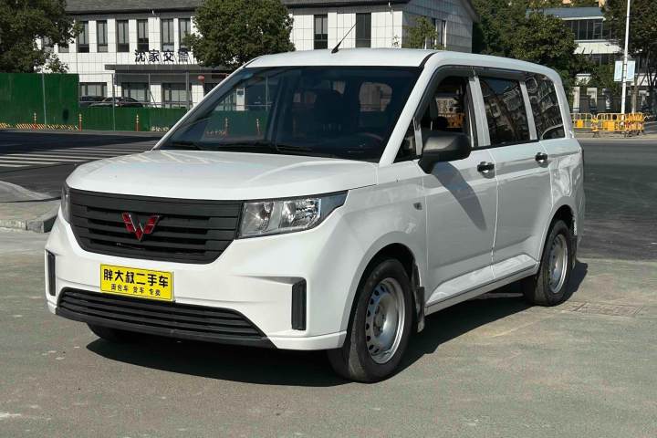 五菱汽车 五菱宏光PLUS 1.5T 手动标准型 5座