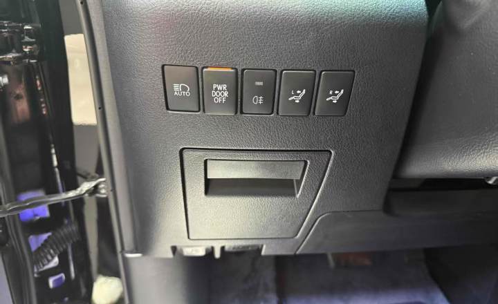 雷克萨斯 LM 2023款 350h 七座隽雅版