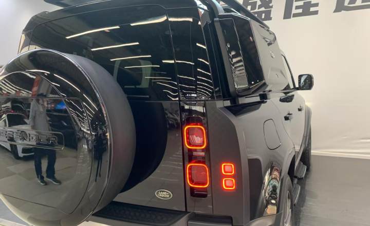 路虎 卫士 2023款 110 3.0T P400 暗黑特别版