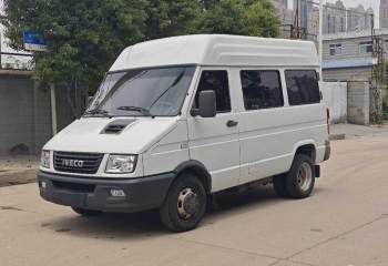 依维柯 得意 2.5T A35M1聚金版短轴中顶双胎手动门5-9座