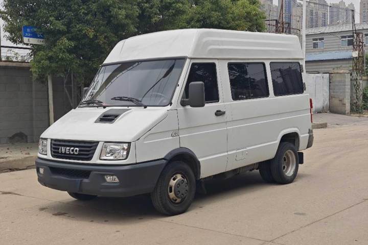 依维柯 得意 2.5T A35M1聚金版短轴中顶双胎手动门5-9座