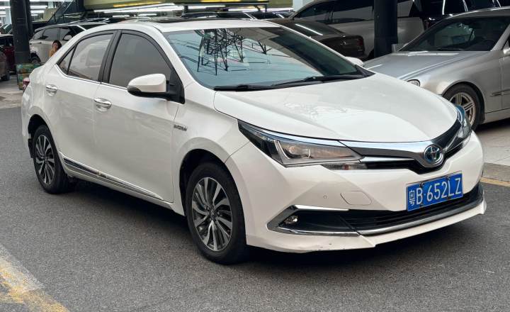 丰田 卡罗拉 2017款 改款双擎 1.8L ECVT精英版