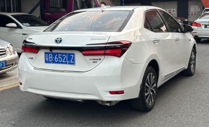 丰田 卡罗拉 2017款 改款双擎 1.8L ECVT精英版