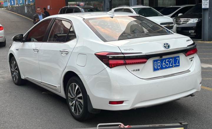 丰田 卡罗拉 2017款 改款双擎 1.8L ECVT精英版