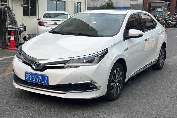 丰田 卡罗拉 2017款 改款双擎 1.8L ECVT精英版