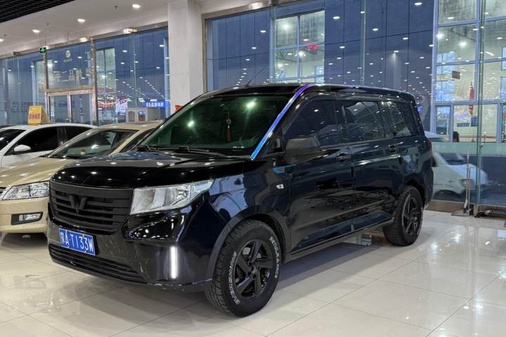 五菱汽车 五菱宏光PLUS 1.5L 手动标准型 7座