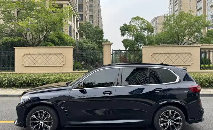 宝马 X5 2022款 xDrive 30Li 尊享型M运动套装