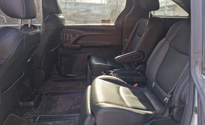 丰田 赛那SIENNA 2023款 2.5L混动 舒适版