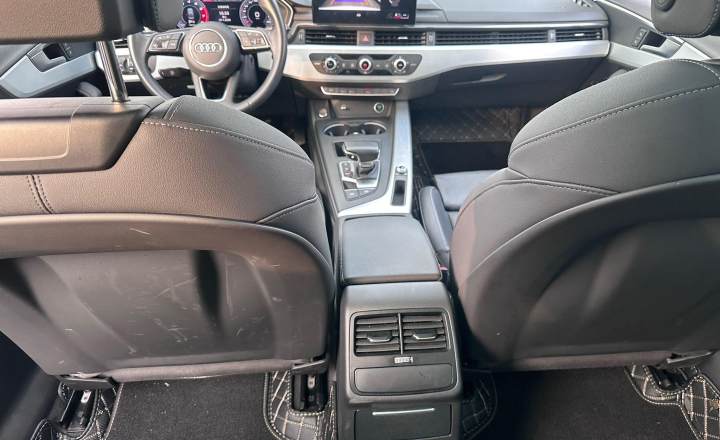 奥迪 A4L 2023款 40 TFSI 时尚动感型