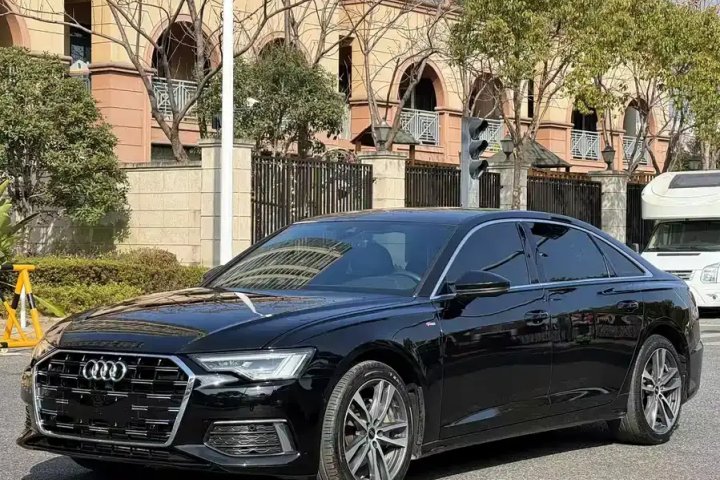奥迪 A6L 40 TFSI 豪华动感型