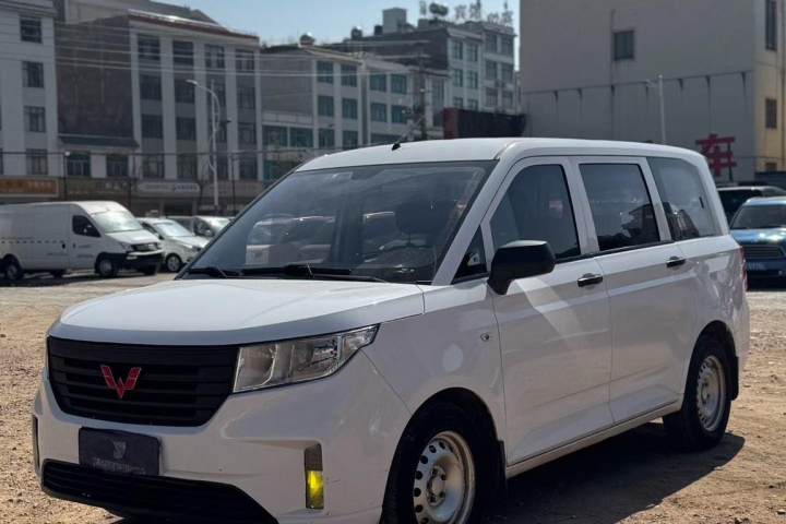 五菱汽车 五菱宏光PLUS 营运版 1.5T 手动标准型 8座