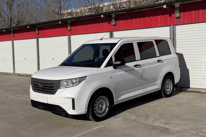 五菱汽车 五菱宏光PLUS 1.5T 手动标准型 5座