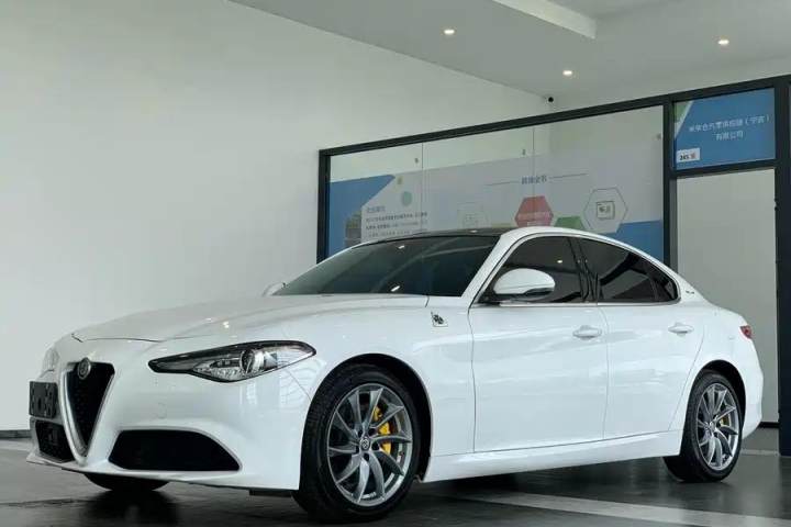 阿尔法·罗密欧 Giulia朱丽叶 2.0T 200HP 精英版
