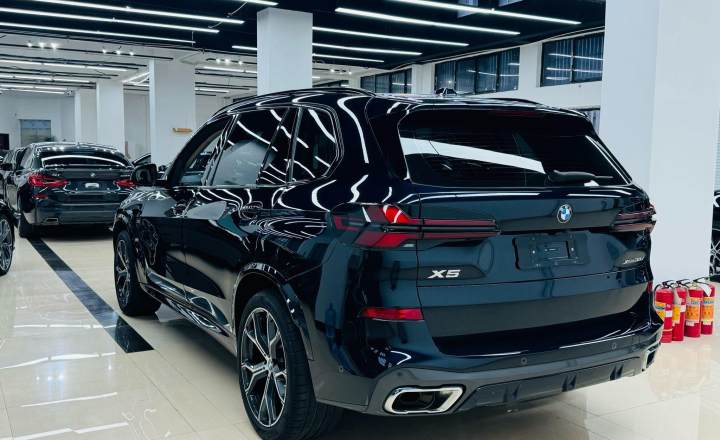 宝马 X5 2023款 xDrive 30Li 尊享型M运动曜夜套装
