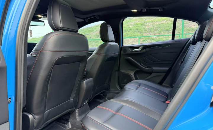 福特 福克斯 2021款 三厢 EcoBoost 180 自动ST Line