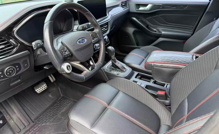 福特 福克斯 2021款 三厢 EcoBoost 180 自动ST Line
