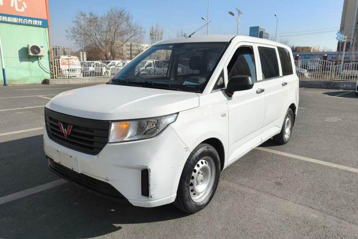 五菱汽车 五菱宏光PLUS 营运版 1.5L 手动标准型 7座