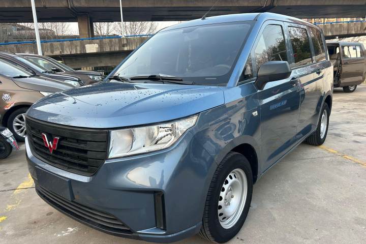 五菱汽车 五菱宏光PLUS 1.5L 手动标准型 5座