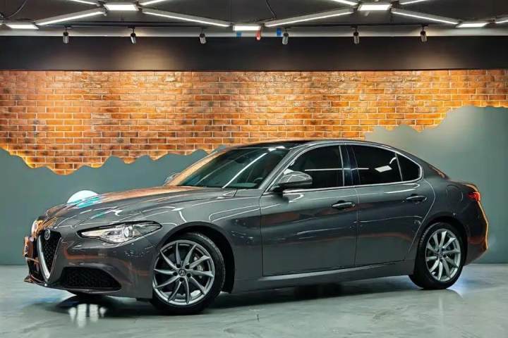 阿尔法·罗密欧 Giulia朱丽叶 2.0T 280HP 豪华版