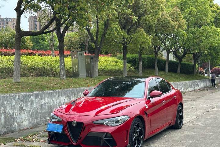 阿尔法·罗密欧 Giulia朱丽叶 2.0T 280HP 豪华版