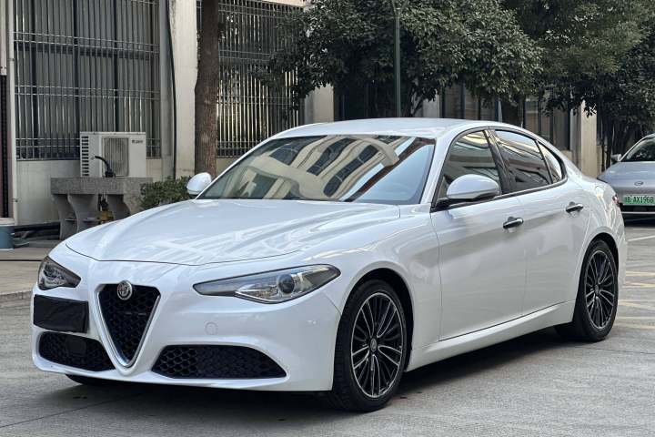 阿尔法·罗密欧 Giulia朱丽叶 2.0T 200HP 精英版