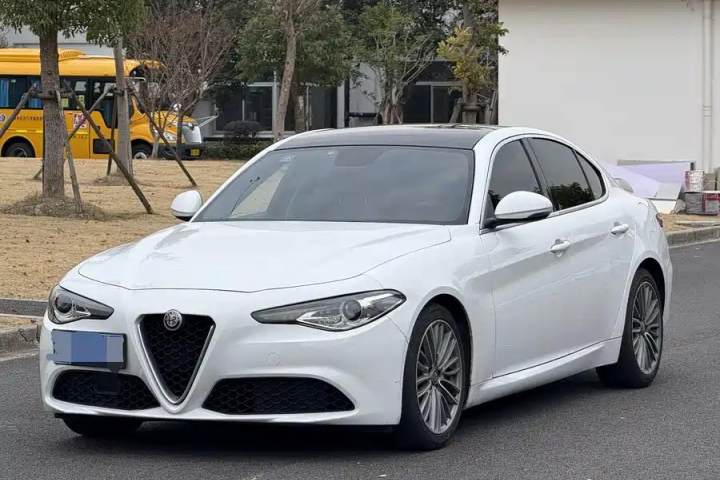 阿尔法·罗密欧 Giulia朱丽叶 2.0T 280HP 豪华版