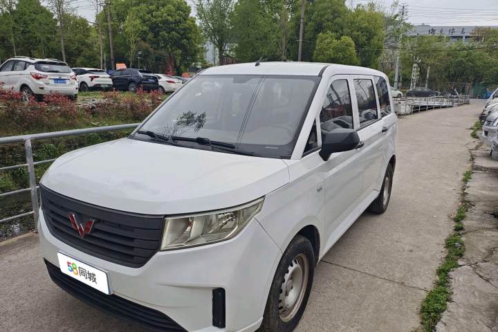 五菱汽车 五菱宏光PLUS 1.5L 手动标准型 5座