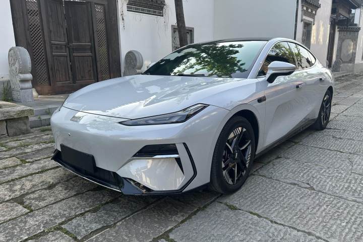 吉利银河 银河E8 550km 后驱龙腾版