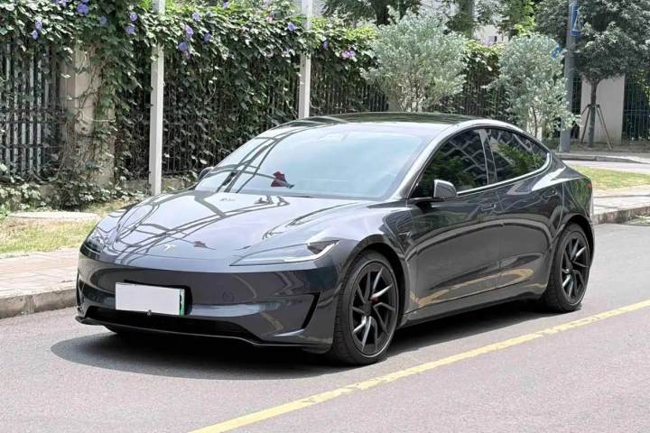 特斯拉 Model 3 高性能全轮驱动版
