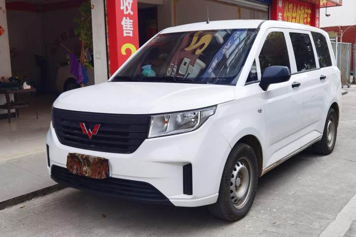 五菱汽车 五菱宏光PLUS 1.5L 手动标准型 7座