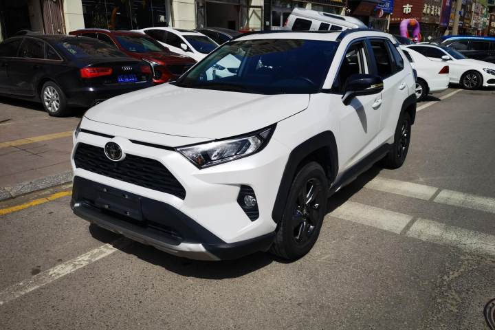 丰田 RAV4荣放 2.0L CVT四驱风尚版