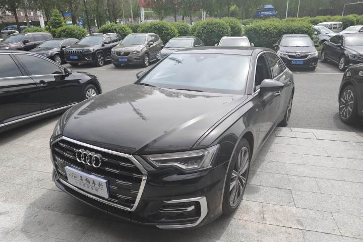 奥迪 A6L 改款 45 TFSI quattro 尊享动感型